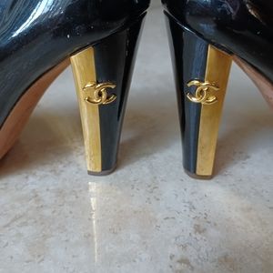 Authentic Vintage CHANEL Patent Calfskin Peeptoe CC Black and Gold Pumps